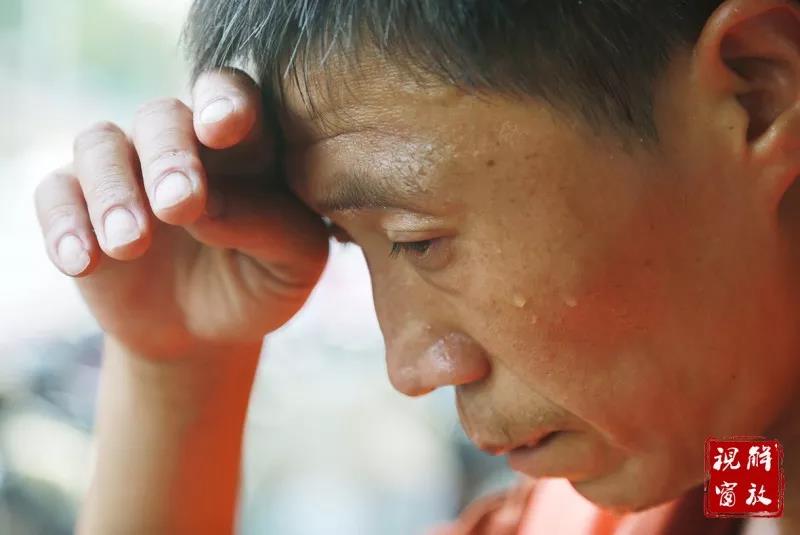 高温天气下,劳动的环卫工不停地擦拭着额头上的汗水.