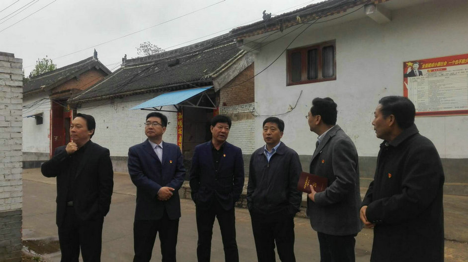 园林局党组书记范杰到温县作礼村落实帮扶工作