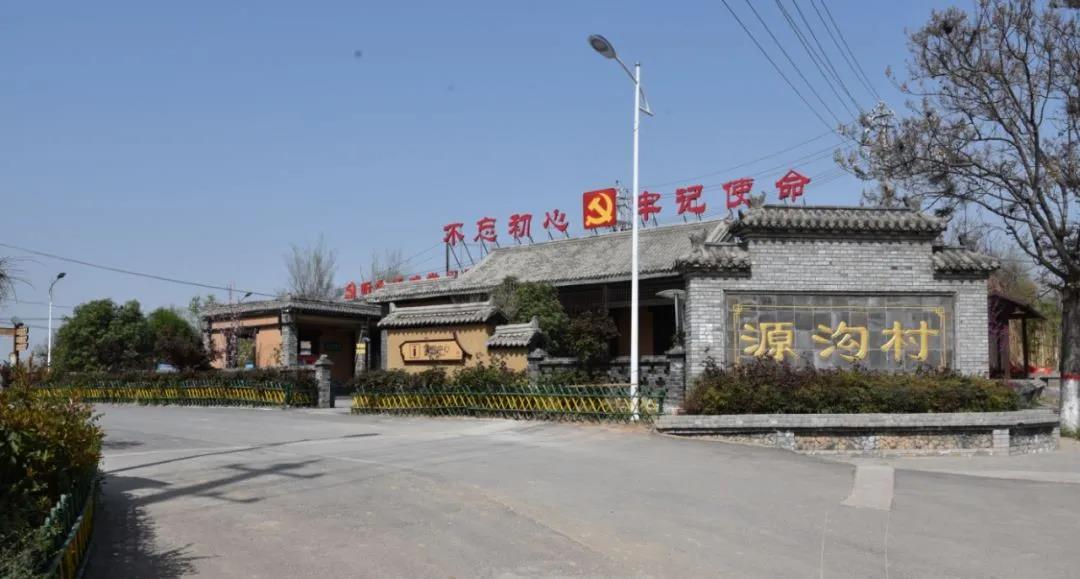 仲春时节,孟州市槐树乡源沟村的果树基地内,桃花,梨花竞相绽放,春的